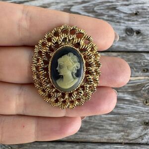 Vintage Jewelry Black White Cameo Brooch Pin